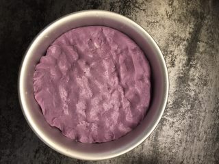 奶香紫薯发糕,手上沾上少许水，将面团压平