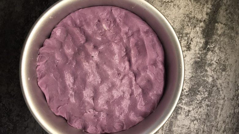 奶香紫薯发糕,手上沾上少许水，将面团压平