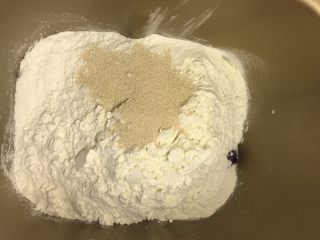 奶香紫薯发糕,酵母和糖对角放