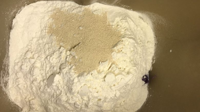 奶香紫薯发糕,酵母和糖对角放