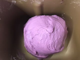 奶香紫薯发糕,按揉面功能揉至光滑的面团