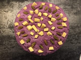 奶香紫薯发糕,在上面放上葡萄干还有切碎的红薯