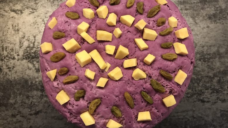奶香紫薯发糕,在上面放上葡萄干还有切碎的红薯