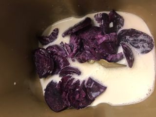 奶香紫薯发糕,蒸熟后放置温热加入面包机内，倒入牛奶