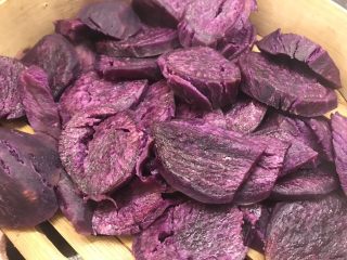 奶香紫薯发糕,上锅蒸熟
