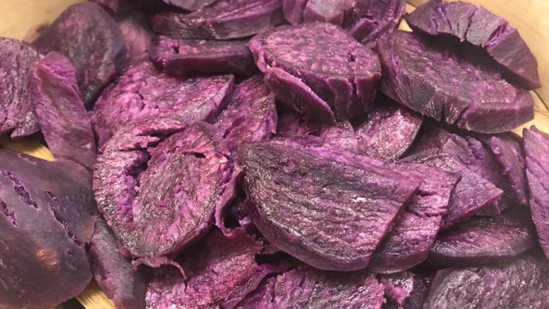 奶香紫薯发糕,上锅蒸熟