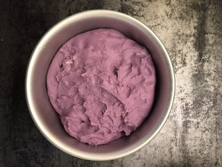 奶香紫薯发糕,取出面团放入模具中