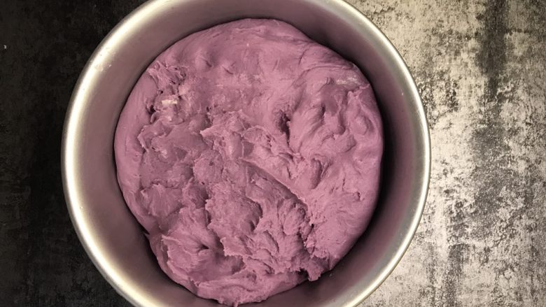 奶香紫薯发糕,取出面团放入模具中