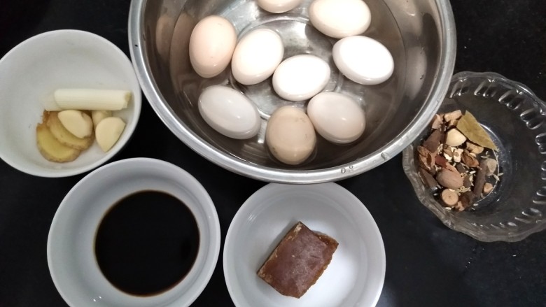 半糖梅花卤蛋~经典款,准备材料，葱切段，姜切片，蒜包好，红糖水提前化开。