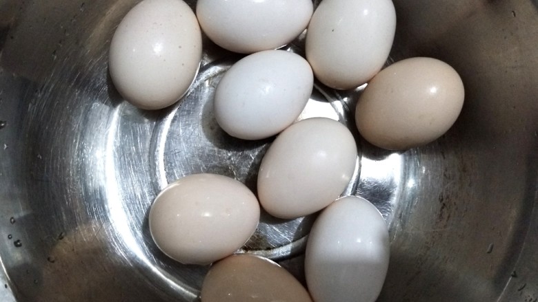 半糖梅花卤蛋~经典款,鸡蛋洗净。