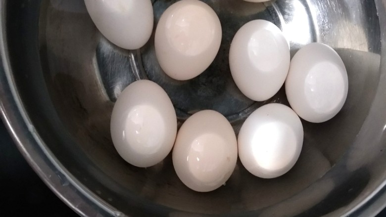 半糖梅花卤蛋~经典款,鸡蛋放入水中，刚没过鸡蛋。