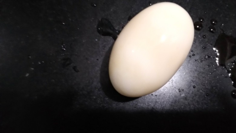 半糖梅花卤蛋~经典款,鸡蛋晾凉后剥开去皮。