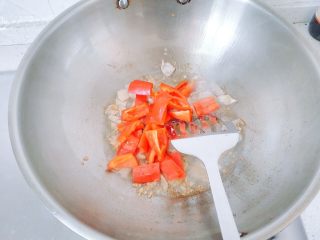 红椒莴苣炒肉片,下红椒翻炒。