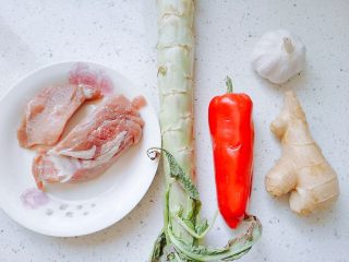 红椒莴苣炒肉片,主食材如图。