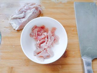 红椒莴苣炒肉片,猪肉洗净切片，装碗。