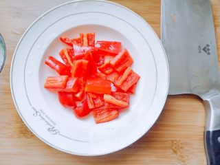 红椒莴苣炒肉片,红辣椒洗净切小块。