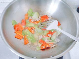 红椒莴苣炒肉片,翻炒一会后，就可以关火了。