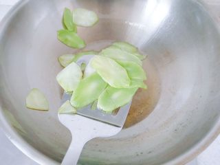 红椒莴苣炒肉片,莴苣断生后，把莴苣捞起来装盆，有漏油的锅铲最好。要是没有那种锅铲，就把锅倾斜一边，再把莴苣弄到没有油的那一边，再盛。