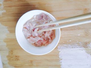 红椒莴苣炒肉片,搅拌均匀，腌制十分钟左右。