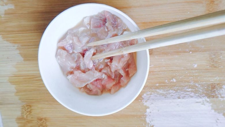 红椒莴苣炒肉片,搅拌均匀，腌制十分钟左右。