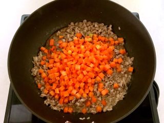 肉末三丁盖浇饭,加入胡萝卜丁，翻炒1分钟