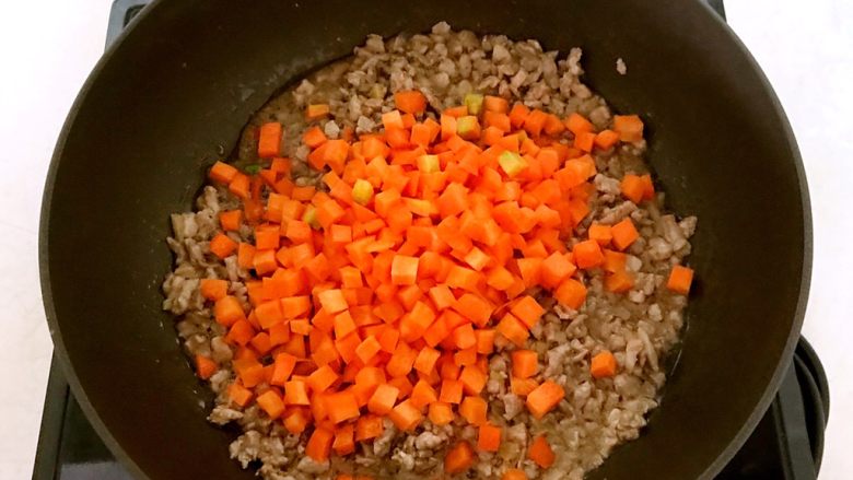 肉末三丁盖浇饭,加入胡萝卜丁，翻炒1分钟