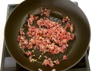 肉末三丁盖浇饭,加入猪肉丁，翻炒1分钟