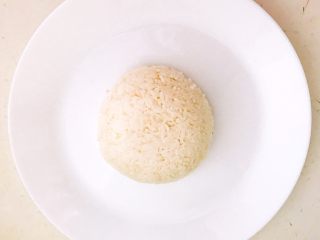 肉末三丁盖浇饭,把米饭扣到盘子里