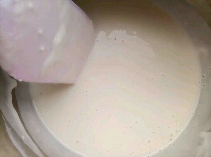 冰皮月饼,把混合好的粉类加入到液体里搅匀。