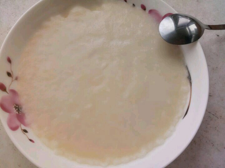 冰皮月饼,蒸熟取出用勺子刮成团包上保鲜膜放凉。冰皮就做好了（这个方子是9个阳晨和果子模具的量）