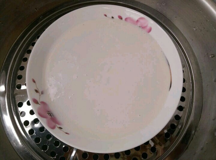 冰皮月饼,倒入一个浅盘里，上锅蒸15-20分钟左右，蒸熟。