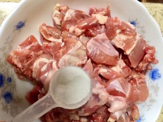 泡椒青笋兔八哥,洗净沥干水的兔肉放入适量底盐