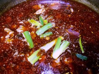 泡椒青笋兔八哥,锅里加入1L的水量，放入大葱叶汤汁开后小火加盖红烧半小时
