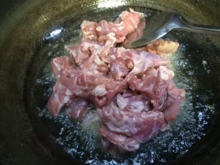 泡椒青笋兔八哥,热锅下油，油温升至七成放入兔肉