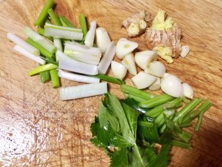 泡椒青笋兔八哥,老姜拍破，大蒜切丁，大葱和芹菜切段