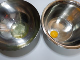 抹茶蜜豆蒸蛋糕（无油）,取两个干净的盆，将蛋黄蛋白分离，蛋白放冷藏备用