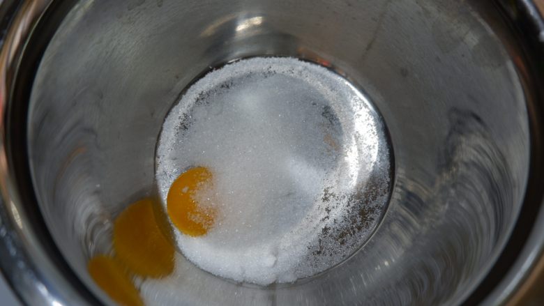 抹茶蜜豆蒸蛋糕（无油）,蛋黄内加入30g细砂糖