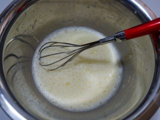抹茶蜜豆蒸蛋糕（无油）,充分搅打到糖融化。