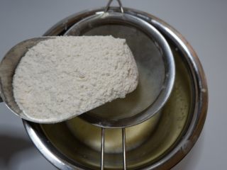 抹茶蜜豆蒸蛋糕（无油）,架上筛网，依次加入低粉