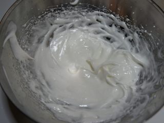 抹茶蜜豆蒸蛋糕（无油）,取出蛋白，分两次加入另外的30g细砂糖，打至干性发泡。