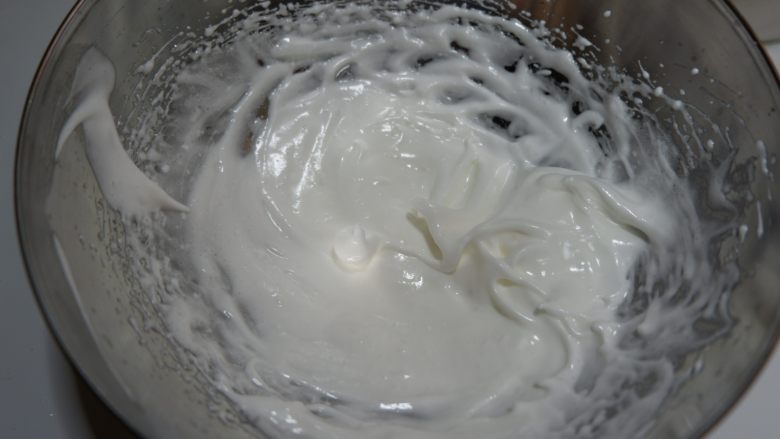 抹茶蜜豆蒸蛋糕（无油）,取出蛋白，分两次加入另外的30g细砂糖，打至干性发泡。