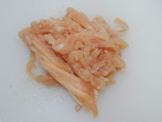 薏米冬瓜鸡丝汤—我的厨房无油烟,鸡肉洗净，切成丝