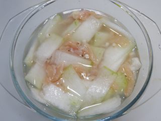 薏米冬瓜鸡丝汤—我的厨房无油烟,搅拌均匀。
