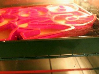 快手网红数字蛋糕,放进烤箱，中下层160度烤25-30分钟