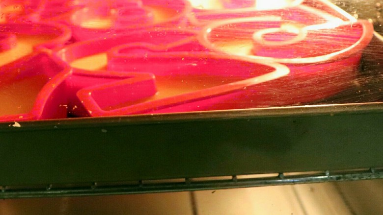 快手网红数字蛋糕,放进烤箱，中下层160度烤25-30分钟