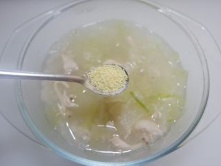 薏米冬瓜鸡丝汤—我的厨房无油烟,鸡精搅拌均匀。