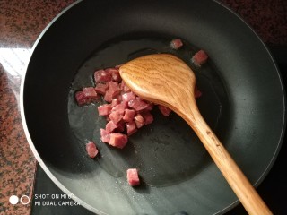 杏鲍菇牛肉粒,油热后，倒入腌制好的牛肉粒