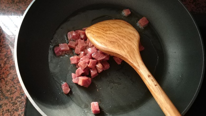 杏鲍菇牛肉粒,油热后，倒入腌制好的牛肉粒
