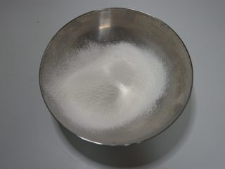 枣泥糯米卷,将糯米粉和玉米淀粉过筛到盆中。