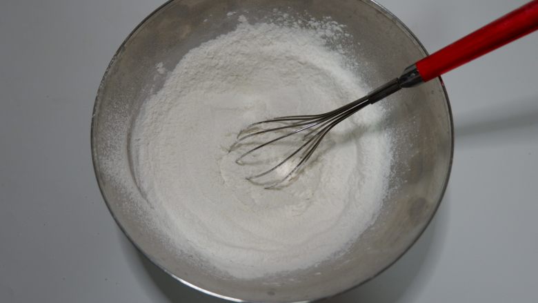 枣泥糯米卷,加入白砂糖，用蛋抽搅拌均匀。